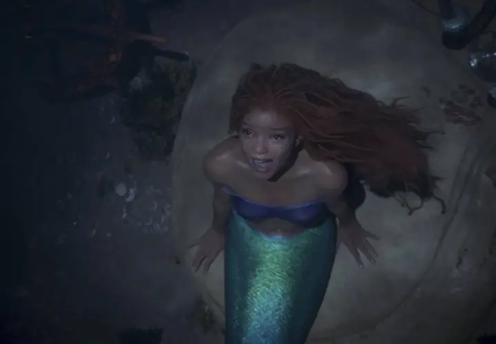 La sirenetta recensioni: Ariel, con la sua coda scintillante, emerge dall'acqua, un'immagine che cattura l'essenza della magia marina.