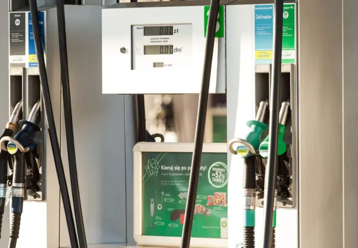 Dwa dystrybutory paliwa: jeden z napisem "diesel", drugi z "bezołowiowa 98". Wybór między diesel czy benzyna.