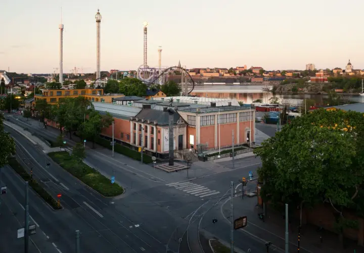 Liljevalchs konsthall i Stockholm, med nöjesparken Gröna Lund i bakgrunden.