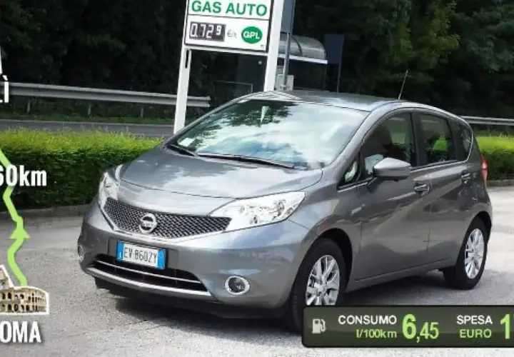 Nissan Note GPL grigio in sosta a una stazione di servizio, con indicazione del percorso da Forlì a Roma (360 km).