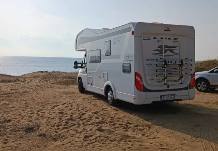 Kamper i samochód na piaszczystej plaży nad morzem. Niezwykłe widoki i ciekawe miejsca czekają na odkrycie. Bułgaria ciekawostki.