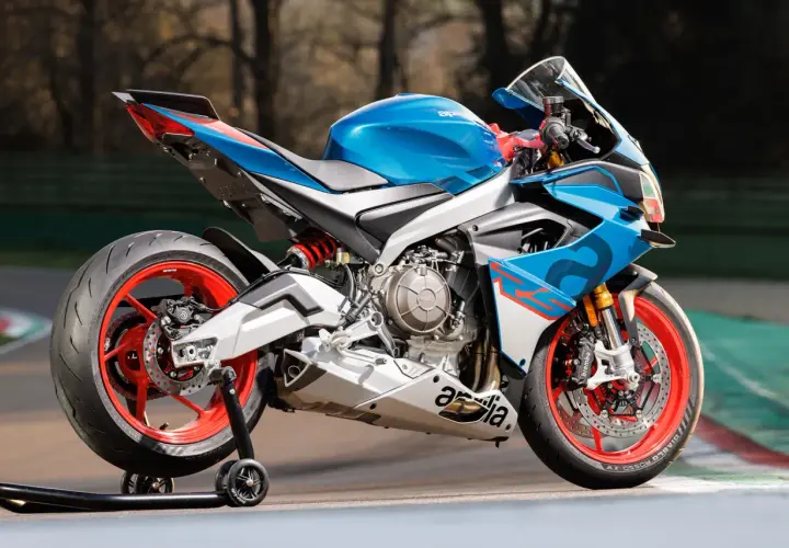 Aprilia RS 660 35kw, una moto deportiva azul y blanca con detalles rojos, lista para la pista.