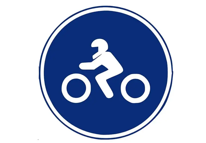 Señal azul con silueta blanca de un motorista. Indica una vía obligatoria para motos.