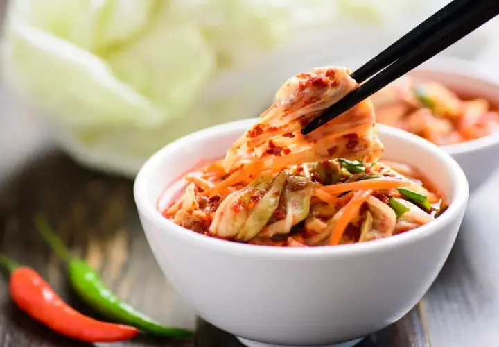 Ile kalorii ma kimchi? Odkryj jego moc w odchudzaniu!