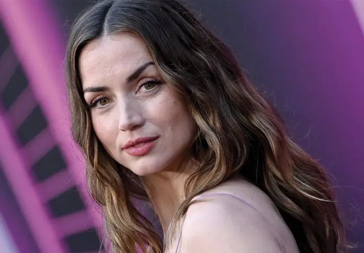 Primo piano di Ana de Armas giovane, con capelli castani mossi e sguardo intenso.