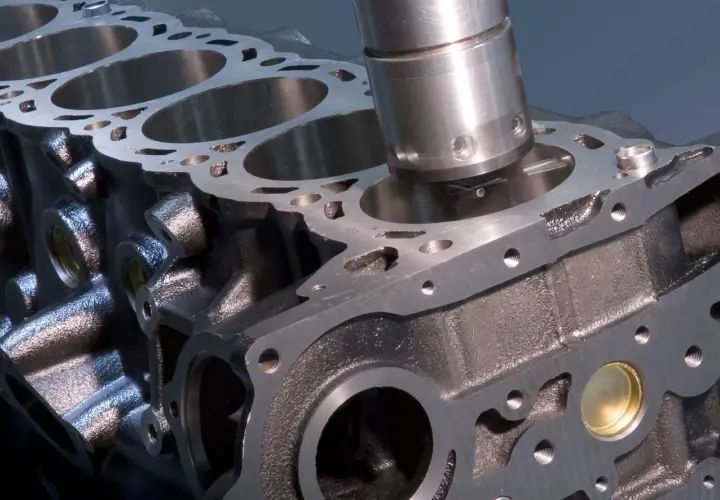 Máquina rectificando un cilindro de motor. El proceso de rectificación es clave para evitar las consecuencias de una culata dañada, asegurando el rendimiento.