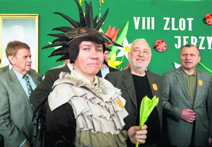 Aktorzy o imieniu Jerzy, jeden w stroju jeża, świętują VIII Zlot Jerzyków.