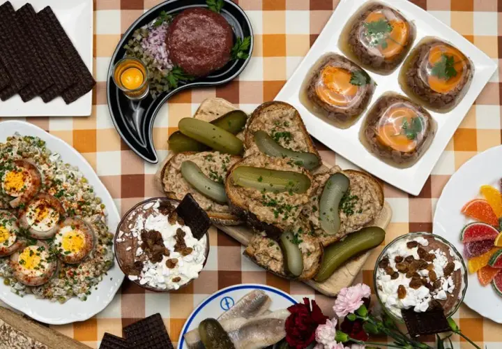PRL na talerzu: Jak zorganizować kulinarną imprezę w stylu retro?