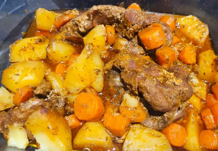 Aromatyczna wieprzowina pieczona w rękawie z warzywami na obiad