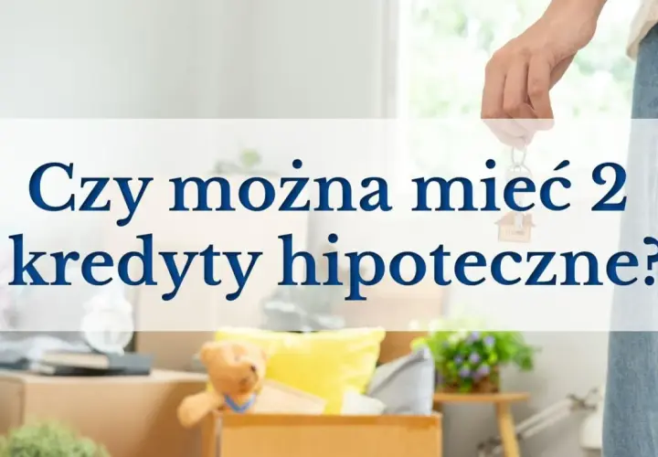 Czy można mieć dwa kredyty hipoteczne? Dłoń trzyma klucze z zawieszką "Home" na tle kartonów i poduszek, sugerując przeprowadzkę lub nowe inwestycje.