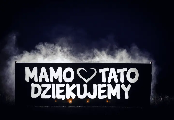 Napis "Mamo, tato, dziękujemy" na banerze, otoczony mgłą. Wspaniałe podziękowania dla rodziców pomysły na wyjątkowy gest.
