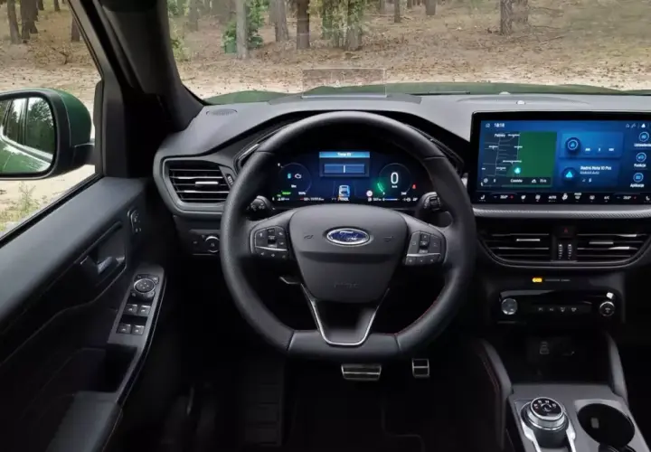 Wnętrze Ford Kuga. Na desce rozdzielczej widać kontrolki sugerujące usterkę silnika i brak mocy.
