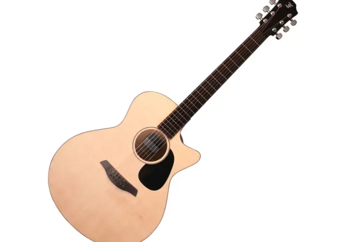 Jasna gitara akustyczna elektryczna z czarnym pickguardem i ciemną główką.
