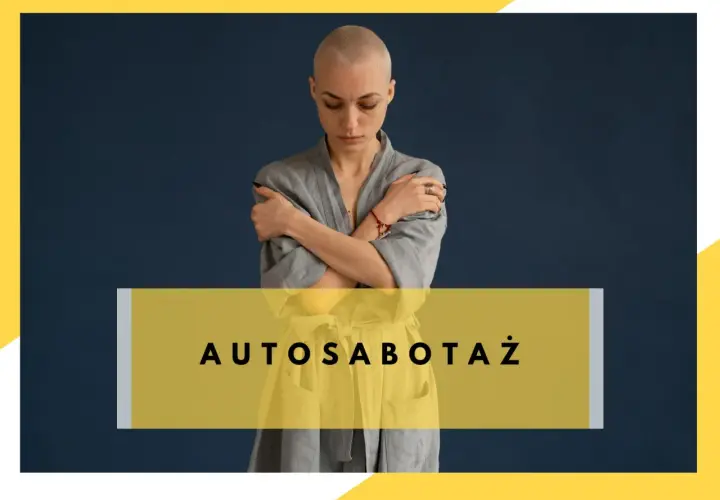 Kobieta z ogoloną głową obejmuje się ramionami, symbolizując autosabotaż.
