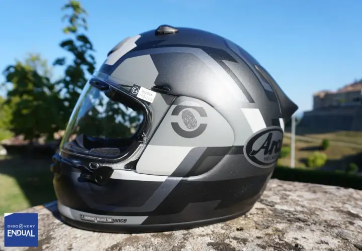 Casco moto Arai con grafica camouflage, conforme alla normativa casco moto. Certificazione E4 visibile.