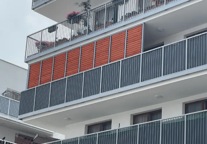 Czy można dobudować balkon w bloku? Poznaj kluczowe przepisy i koszty