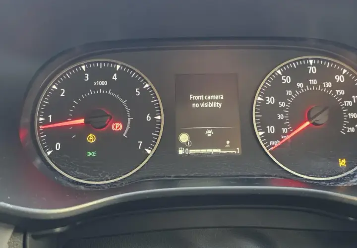Dacia Sandero: kontrolki informują o braku widoczności kamery przedniej. Widoczne kontrolki hamulca ręcznego, ABS i ciśnienia w oponach.