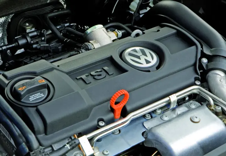Motor Volkswagen 1.4 TSI. El tapón de aceite Castrol indica posibles problemas.