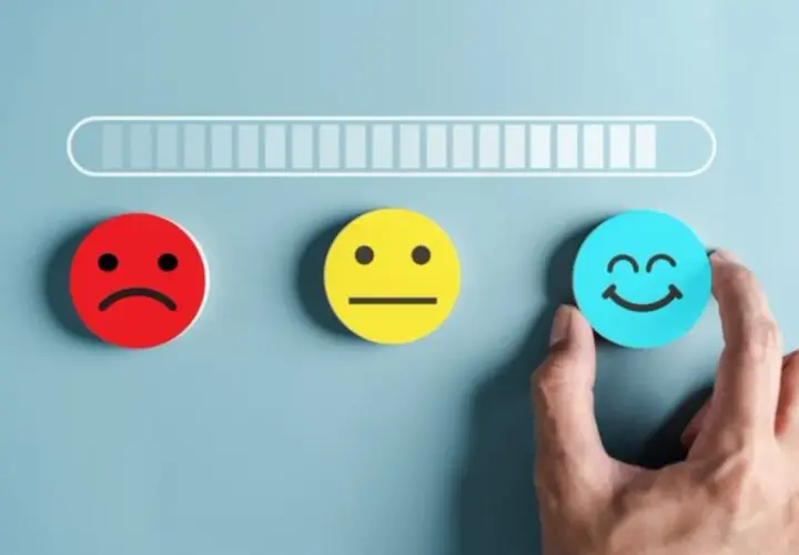 Progresso verso la felicità: un'icona sorridente, che simboleggia la dopamina, cos'è e come raggiungerla.