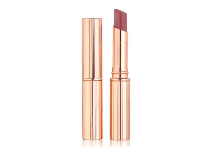 Rossetto color carne in elegante astuccio dorato. Un tono universale che valorizza ogni carnagione, per un look naturale e sofisticato.