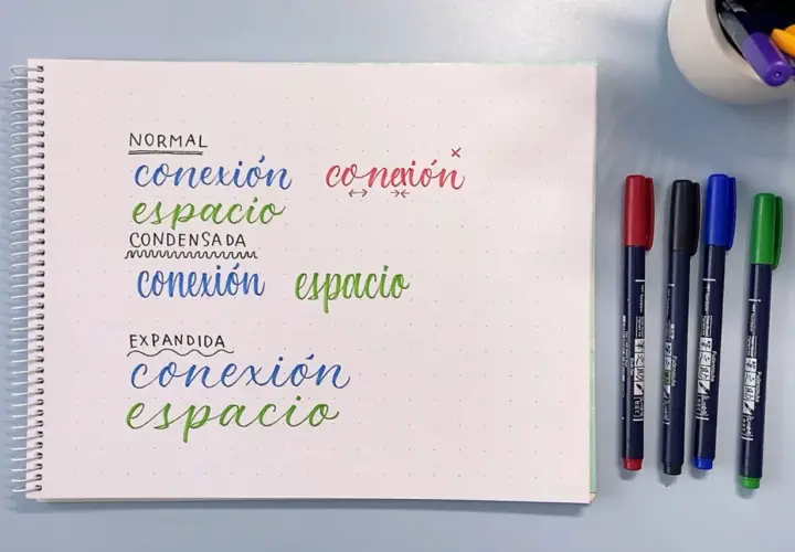 Ejemplos de nombres decorados en un cuaderno, mostrando diferentes estilos de escritura y espaciado. Se aprecian palabras como "conexión" y "espacio" en varios formatos.
