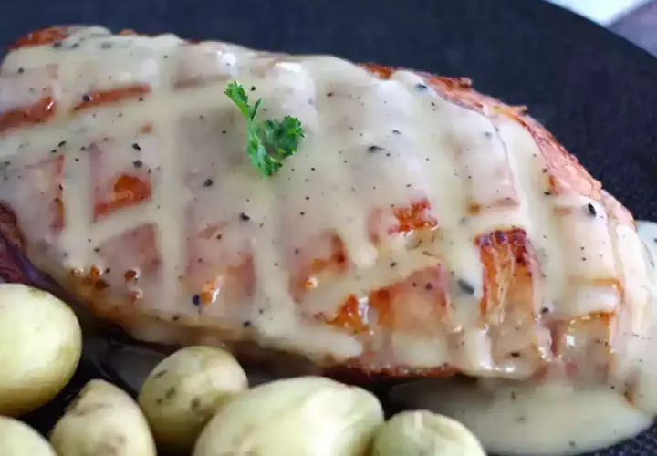 Grillowana pierś kaczki w kremowym sosie, idealna do podania z ziemniaczkami. Dowiedz się, jak zrobić sos z tłuszczu kaczki.