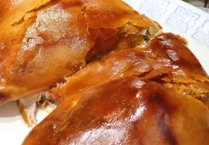 Un crujiente cochinillo al horno, con piel dorada y carne jugosa, listo para ser disfrutado.