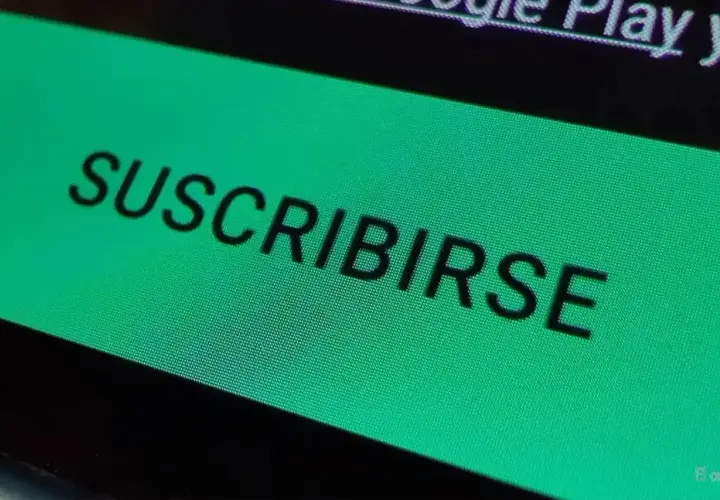 Zielony przycisk "SUSCRIBIRSE" na ekranie, zachęcający do subskrypcji aplikacji do oglądania filmów.