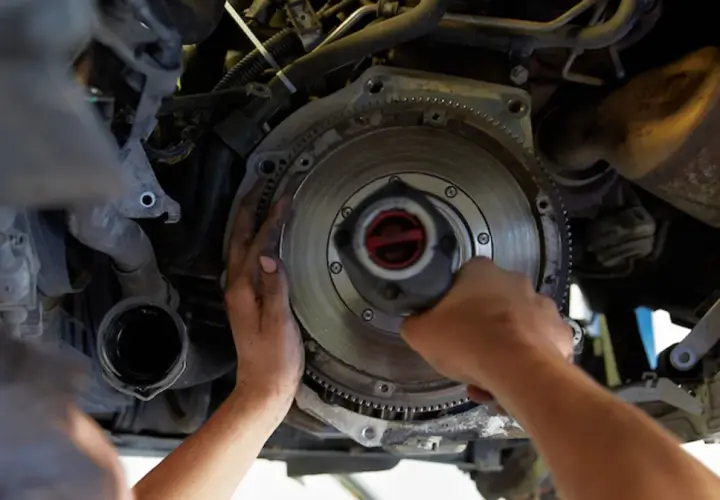Mechanik wymienia dwumasę w samochodzie. Dowiedz się, ile kosztuje wymiana dwumasy i jakie są objawy jej zużycia.