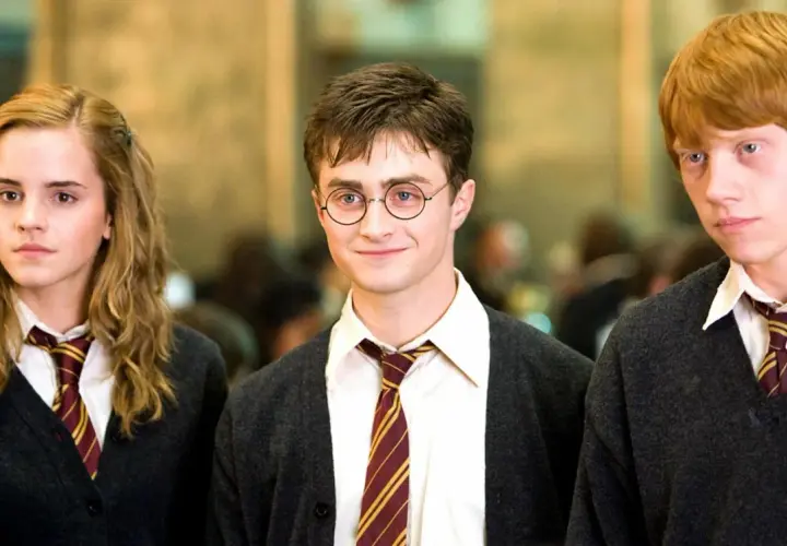 Harry Potter, w okularach, z przyjaciółmi Hermioną i Ronem, wygląda na nastolatka. Ile lat ma Harry Potter? To pytanie nurtuje fanów!