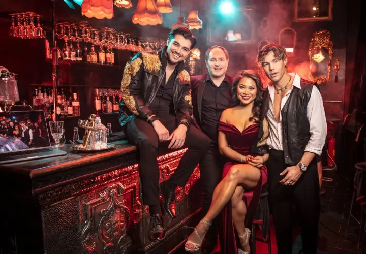Anton Ewald och vänner i en stämningsfull bar, kanske en hyllning till Moulin Rouge.