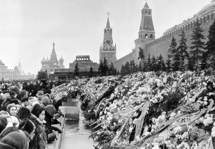 Trauernde auf dem Roten Platz in Moskau, Kränze vor dem Lenin-Mausoleum. Die Todesursache von Nikita Chruschtschow ist hier nicht ersichtlich.