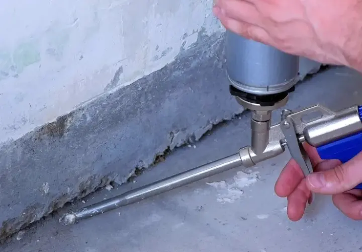 Schaumstoff wird mit einer Pistole in eine Fuge gesprüht. So schließt man Lücken, was ist eine Hohlkehle?