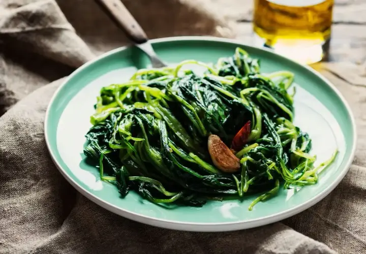 Piatto di cicoria ripassata con aglio e peperoncino, un contorno saporito e salutare.