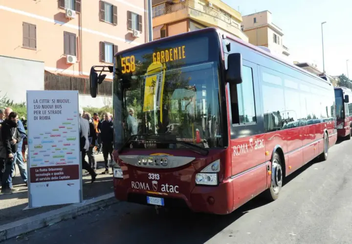 Bus rouges de Rome, ligne 558 "Gardenie", annonçant 150 nouveaux bus pour le transport public de la ville.