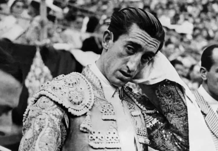 Un torero, parte de los 100 mejores toreros de la historia, se seca el sudor con un pañuelo.