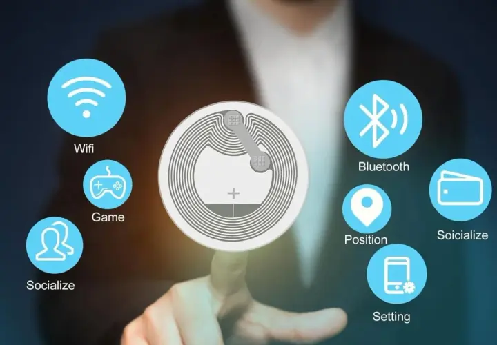 Un dedo toca un chip NFC que muestra iconos de Wifi, Bluetooth, juegos, redes sociales, posición, billetera y configuración.