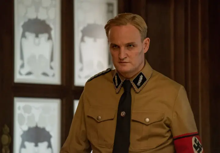 L'uomo dal cuore di ferro, con la sua uniforme e lo sguardo severo, mostra il suo destino.