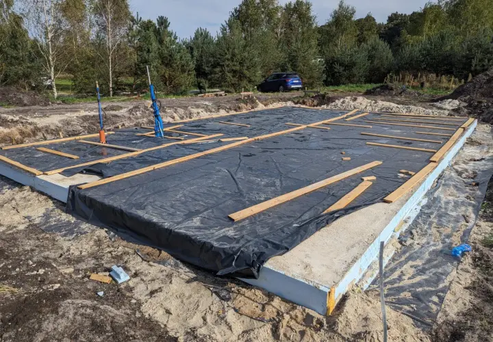 Płyta fundamentowa przygotowana do zimy. Czy płyta fundamentowa może stać przez zimę? Tak, jeśli jest odpowiednio zabezpieczona.
