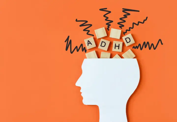 Biały profil głowy z literami "ADHD" i chaotycznymi liniami symbolizującymi myśli, odzwierciedlającymi wyzwania związane z ADHD u dorosłych.