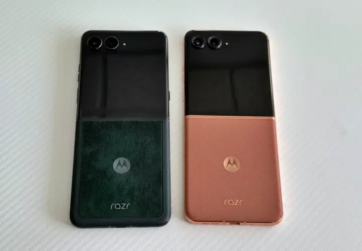 Dwa składane telefony Motorola RAZR w kolorach czarnym i miedzianym. Producent Motorola oferuje stylowe urządzenia.