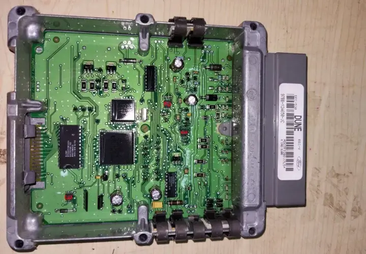 Elektronika samochodu Ford z widocznym modułem EEC-V, który może zawierać funkcje immobilizera.