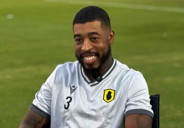 Uśmiechnięty piłkarz Kimpembe w jasnej koszulce z numerem 3 i herbem drużyny.