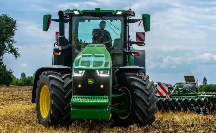 Ile ton może ciągnąć ciągnik rolniczy? Sprawdź, zanim kupisz sprzęt