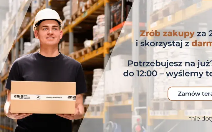 Pracownik z kartonem w hurtowni elektrycznej B2B Ania Holding. Zamów do 12:00, a wyślemy tego samego dnia!
