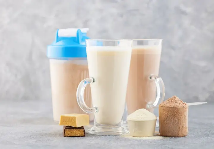 ¿Es saludable sustituir la cena por un batido de proteínas? Pros y contras