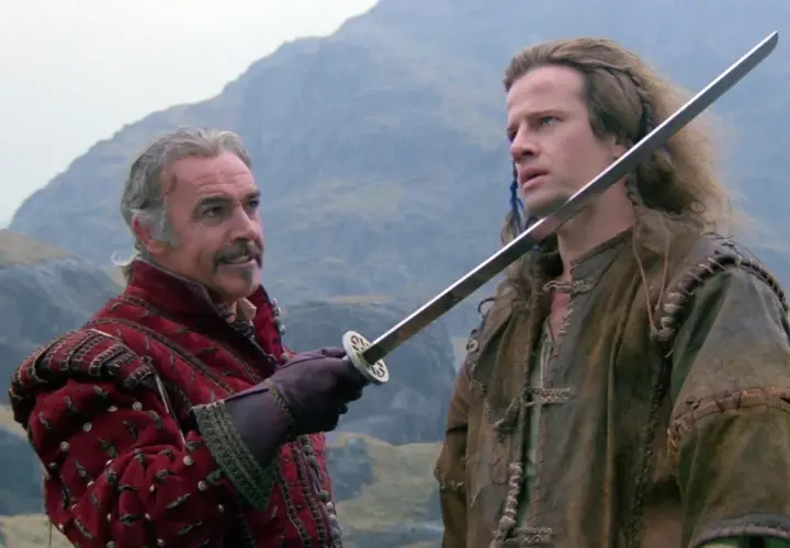 Sean Connery et Christopher Lambert dans une scène du film Highlander. L'un tient une épée, l'autre est prêt au combat.