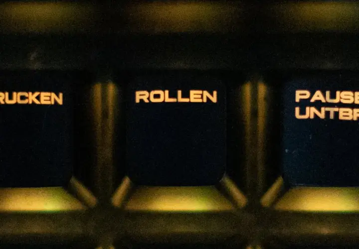 Tasten "Drucken", "Rollen" und "Pause/Unterbr" mit orangefarbener Beleuchtung. Der Scroll Lock-Modus ist hier nicht sichtbar.