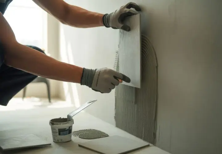 Jak układać kamień dekoracyjny betonowy? Poradnik krok po kroku