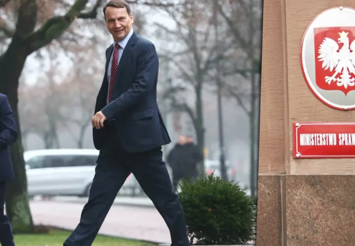 Radosław Sikorski, w drodze do Ministerstwa Spraw Zagranicznych, pokazuje, dlaczego Radosław Sikorski walczy o większe wpływy w polityce zagranicznej koalicji.